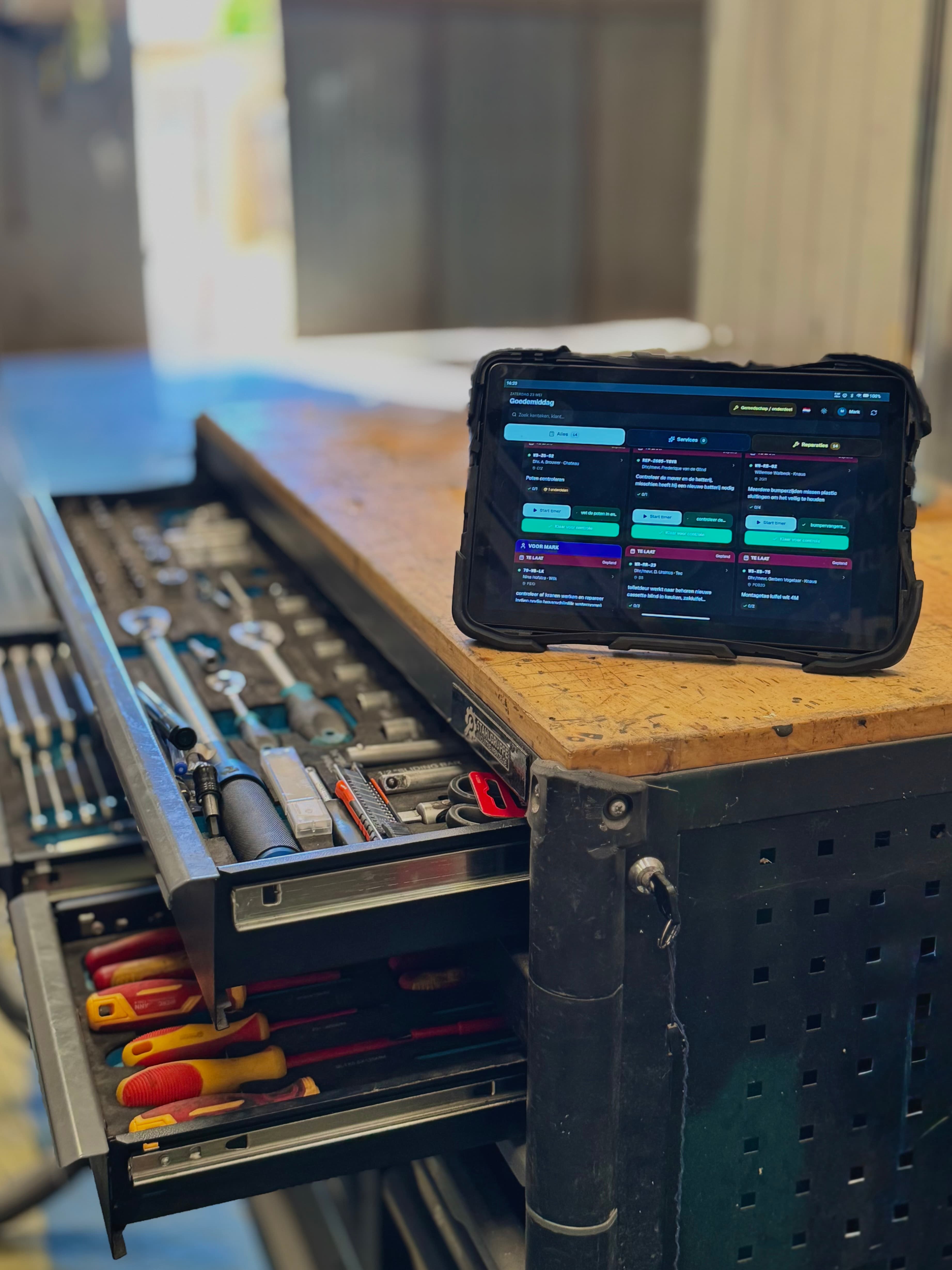 Workshop — mechanic working in the iPad flow