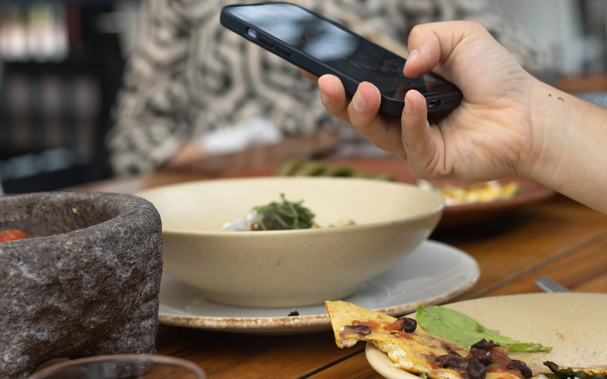 Una persona fotografia un plat servit en un restaurant
